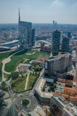Milan / İtalya - 10 Temmuz 2016: Porta Nuova iş bölgesinin yeni gökdelenlerinin gökdelenlerinin havadan görünüşü ile Milano silüeti