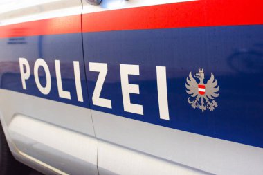 Caddedeki Avusturya federal polis aracını kapatın.