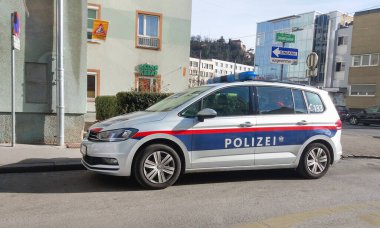 Avusturya federal polis arabası sokakta.