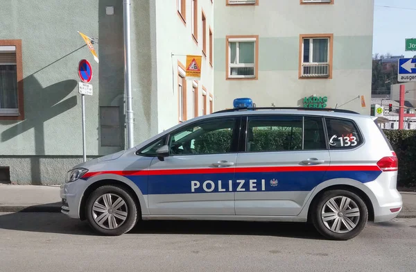 Avusturya federal polis arabası sokakta.