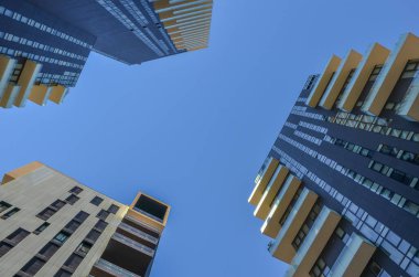 Milan / İtalya - 14 Temmuz 2019: Yeni Porta Nuova iş bölgesindeki modern binalar