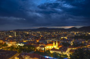 Avusturya 'nın Styria bölgesindeki Mariahilfer kilisesi ve tarihi binalarıyla birlikte Graz şehrinde dramatik bulutlar esiyor.