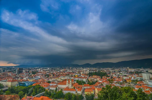 Tempestade Com Nuvens Dramáticas Parecendo Tornado Sobre Cidade Graz Região — Fotografia de Stock