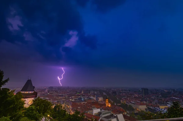 Céu Dramático Tempestade Relâmpagos Sobre Cidade Graz Famosa Torre Relógio — Fotografia de Stock