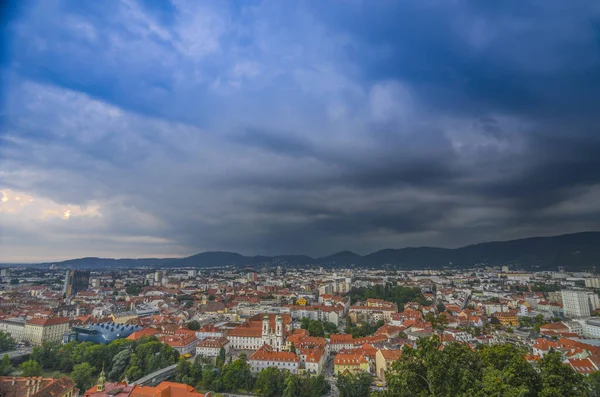 Tempestade Com Nuvens Dramáticas Sobre Cidade Graz Com Igreja Mariahilfer — Fotografia de Stock