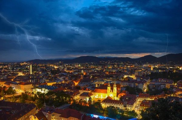 Blixtnedslag Storm Med Dramatiska Moln Över Staden Graz Med Mariahilfer — Stockfoto