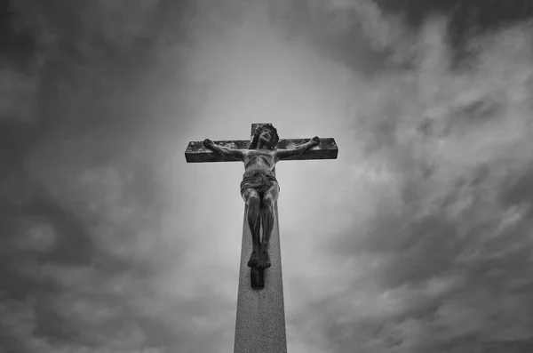 Jesus Christus Kreuz Steht Auf Dem Licht Vor Dramatischem Bewölkten — Stockfoto