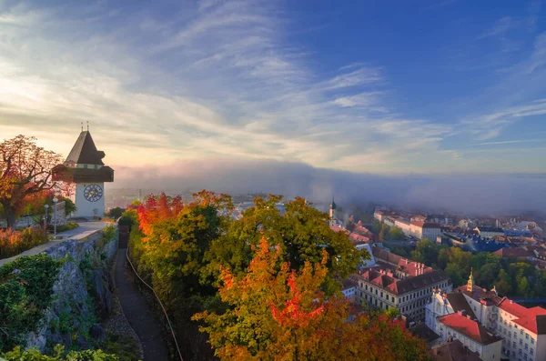 Graz şehri ve Shlossberg tepesindeki ünlü saat kulesi (Grazer Uhrturm), Graz, Styria bölgesi, Avusturya, sonbaharda, gündoğumunda
