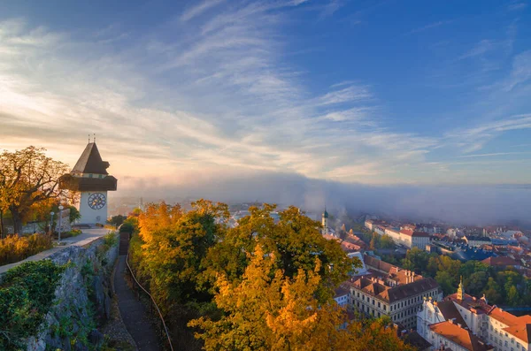 Graz şehri ve Shlossberg tepesindeki ünlü saat kulesi (Grazer Uhrturm), Graz, Styria bölgesi, Avusturya, sonbaharda, gündoğumunda