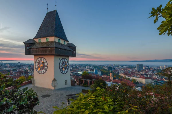 Graz şehri ve Shlossberg tepesindeki ünlü saat kulesi (Grazer Uhrturm), Graz, Styria bölgesi, Avusturya, sonbaharda, gündoğumunda