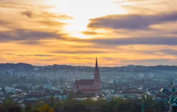 日出时带耶稣圣心教堂 Herz Jesu Kirche 的格拉茨城市景观和奥地利施蒂里亚州格拉茨的历史建筑 — 图库照片