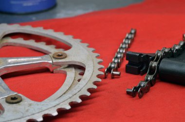 için alet ve parçalar tamir atölyesinde bir bisiklet