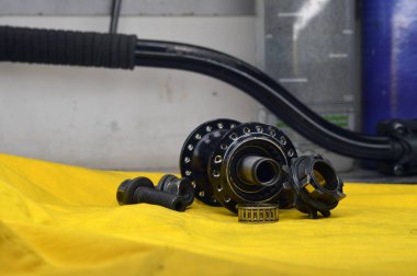 Demonte Bisiklet Burcu tekerlek teli ile yakın çekim atölye