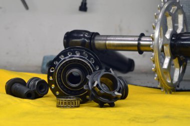 Demonte Bisiklet Burcu tekerlek teli ile yakın çekim atölye