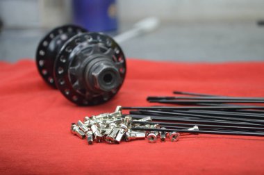 Demonte Bisiklet Burcu tekerlek teli ile yakın çekim atölye