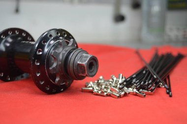 Demonte Bisiklet Burcu tekerlek teli ile yakın çekim atölye