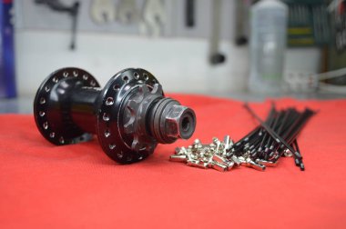 Demonte Bisiklet Burcu tekerlek teli ile yakın çekim atölye