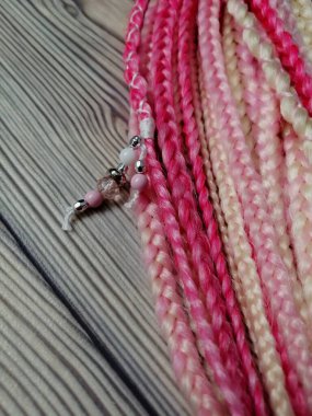 Yakın mesafeden ahşap arka planda örgüler