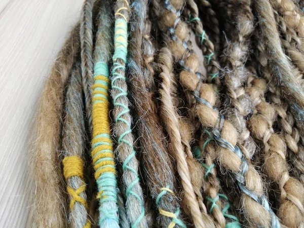 Kanekalon 'lu Afrika örgüleri yakın planda.