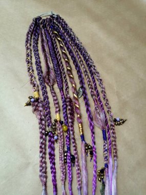 Kanekalon 'lu Afrika örgüleri yakın planda.