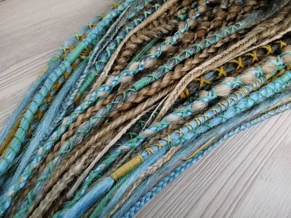 Kanekalon 'lu Afrika örgüleri yakın planda.