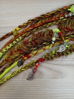 Kanekalon 'lu Afrika örgüleri yakın planda.