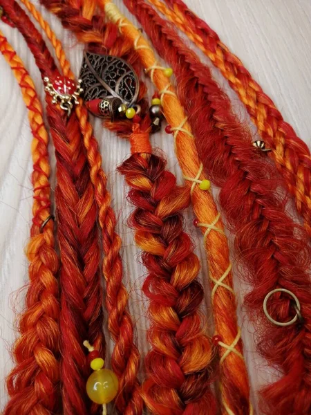 Tresses africaines avec kanekalon à bout portant avec perles — Photo