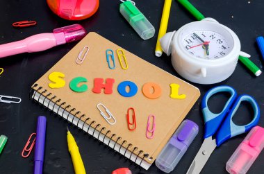 düz lay başa okul ve okul donanımları yazı tahtası üzerinde bir dizi yazı ile