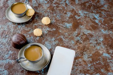 bir fincan sert siyah kahve ve çikolata ve tanımlama karanlık bir arka plan üzerinde. Düşük anahtar içinde fotoğraf.