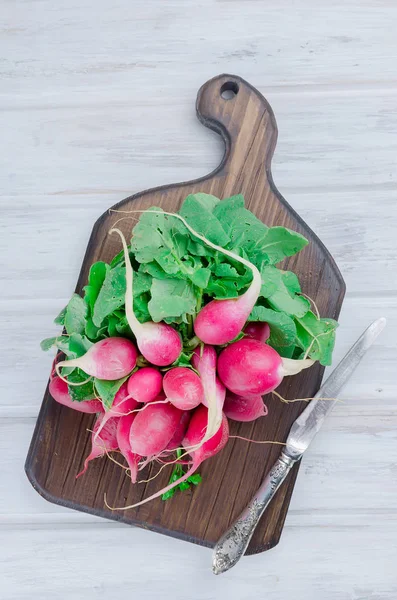 Big Bunch Red Radishes Leaves Salad White Old Wooden Table — Stock Photo, Image