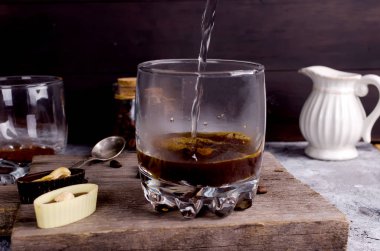 kaynar su bir bardak kahve çikolata şeker ve tahıl kahve latte hazırlık dökme