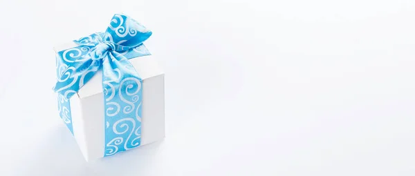 Single Wite Gift Box Light Blue Ribbon White Table Card — Stock Photo, Image