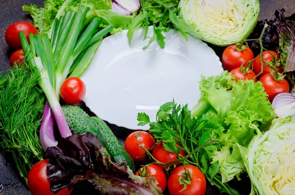 Tomater Gurka Salladsblad Och Lök Runt Tom Vit Platta Kopiera — Stockfoto