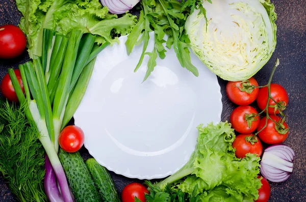 Tomaten Gurken Salatblätter Und Zwiebeln Einen Leeren Weißen Teller Herum — Stockfoto