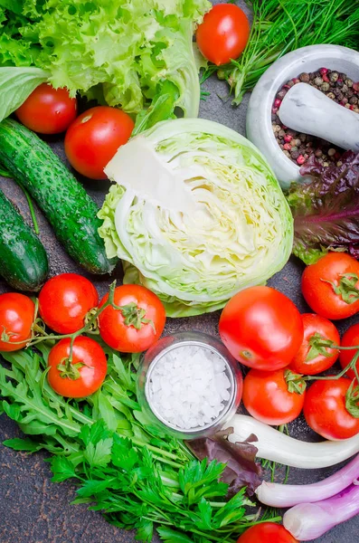 Kohl Tomaten Gurken Salatblätter Und Zwiebeln Auf Dunklem Steingrund Bio — Stockfoto