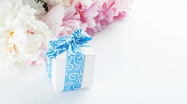 Beyaz arka plan üzerinde hafif pembe ve beyaz peonies çarpıcı. Buket havai görünümü. Çerçeve çiçek. Kopya alanı