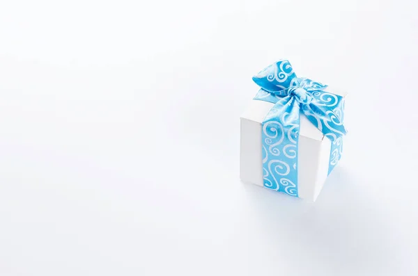 Ενιαία Wite Κουτί Δώρου Κορδέλα Σιέλ Πουά Λευκό Τραπέζι Κάρτα — Φωτογραφία Αρχείου
