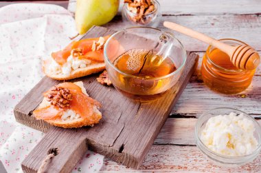 Kahvaltı Seti. ricotta peyniri ve armut reçelli sandviç çay. Bir fincan çay ve cam çaydanlık. Üstten Görünüm, kopya alanı 