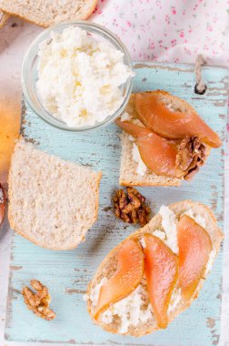 Kahvaltı Seti. ricotta peyniri ve armut reçelli sandviç çay. Bir fincan çay ve cam çaydanlık. Üstten Görünüm, kopya alanı 