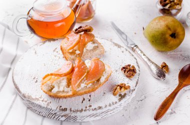 Kahvaltı Seti. ricotta peyniri ve armut reçelli sandviç çay. Bir fincan çay ve cam çaydanlık. Üstten Görünüm, kopya alanı 