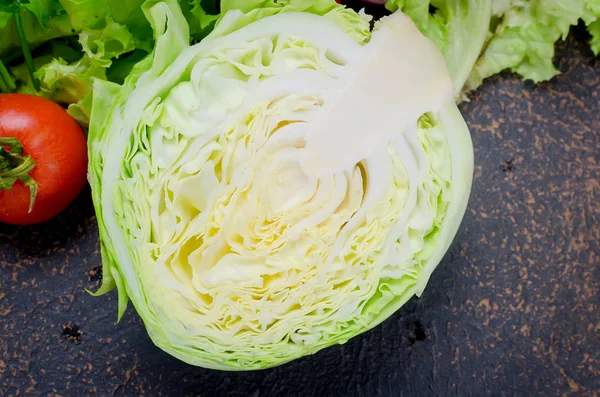 Zelí Rajčata Okurky Salátu Cibulí Tmavém Pozadí Kamene Organické Potraviny — Stock fotografie