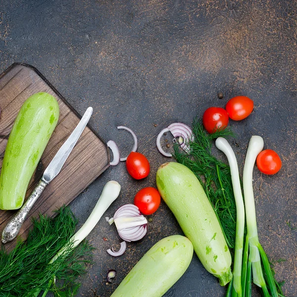 Junge Frühlingszucchini Tomaten Kräuter Und Gewürze Auf Schwarzem Hintergrund Von — Stockfoto