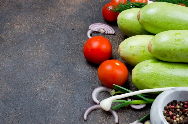 Junge Frühlingszucchini Tomaten Kräuter Und Gewürze Auf Schwarzem Hintergrund Von — Stockfoto