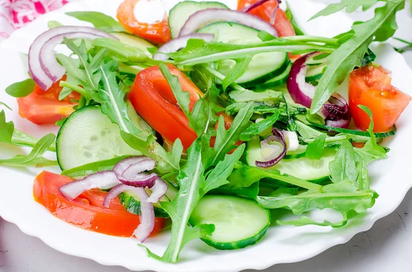 Salat Mit Rucola Tomaten Gurken Auf Hellem Hintergrund Konzept Der — Stockfoto