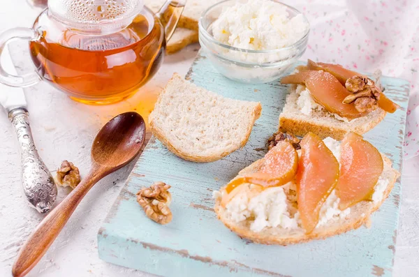 Petit Déjeuner Prêt Thé Avec Sandwichs Fromage Ricotta Confiture Poires — Photo