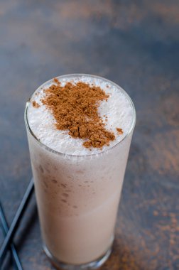 Sütlü çikolata kokteyl veya soğuk sütü ve buz ile çırpılmış kahve kakao karanlık adam, kopya alanı serpilir., 