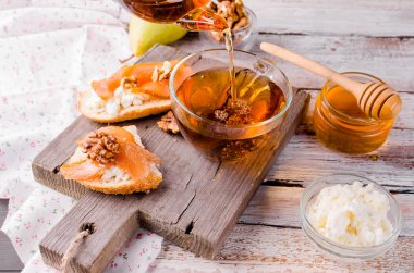 Kahvaltı Seti. ricotta peyniri ve armut reçelli sandviç çay. Bir fincan çay ve cam çaydanlık. Üstten Görünüm, kopya alanı 