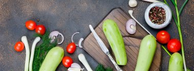 Genç bahar kabağı, domates, bitki ve baharatlar yukarıdan siyah arka planda. Kızartma için taze bahar sebzeleri. Bedava metin alanı olan arkaplan düzeni. Üst Manzara. Boşluğu kopyala.