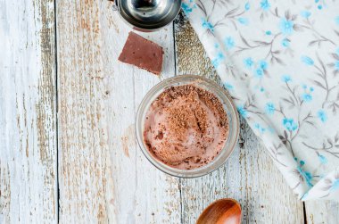 Beyaz bir kırsal masada kasedeki çikolatalı dondurma topu. Boşluğu kopyala.