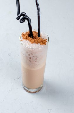 Sütlü çikolata kokteyl veya soğuk şanti kahve süt ve buz ile hafif koyu arka plan üzerinde kopya alanı kakao serpin, 